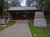 文化资料：驱车沿327国道驶出曲阜城，拐弯向北行五公里，便抵达旧县村。村落东北，青松翠柏掩映之（文化资料）.jpg