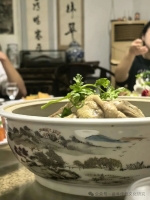 胜迹史料:八十年代的孔府老厨师合影 孔府的宴席名目繁多,等级严格,有婚、丧、寿宴;官、族、贵宴(胜迹史料).jpg