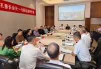 孔垂长会长赴黔看望孔氏宗亲，百余宗亲在棂星门列队欢迎（文化资料）.jpg