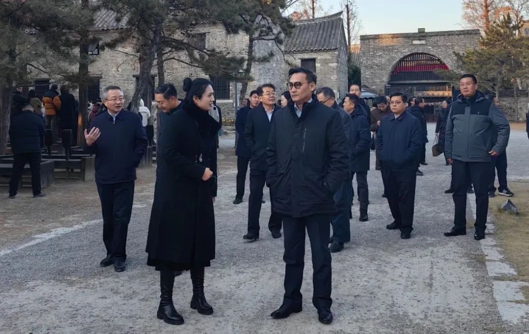 至圣孔子基金会会长孔垂长到枣庄市参访（文化资料）.jpg