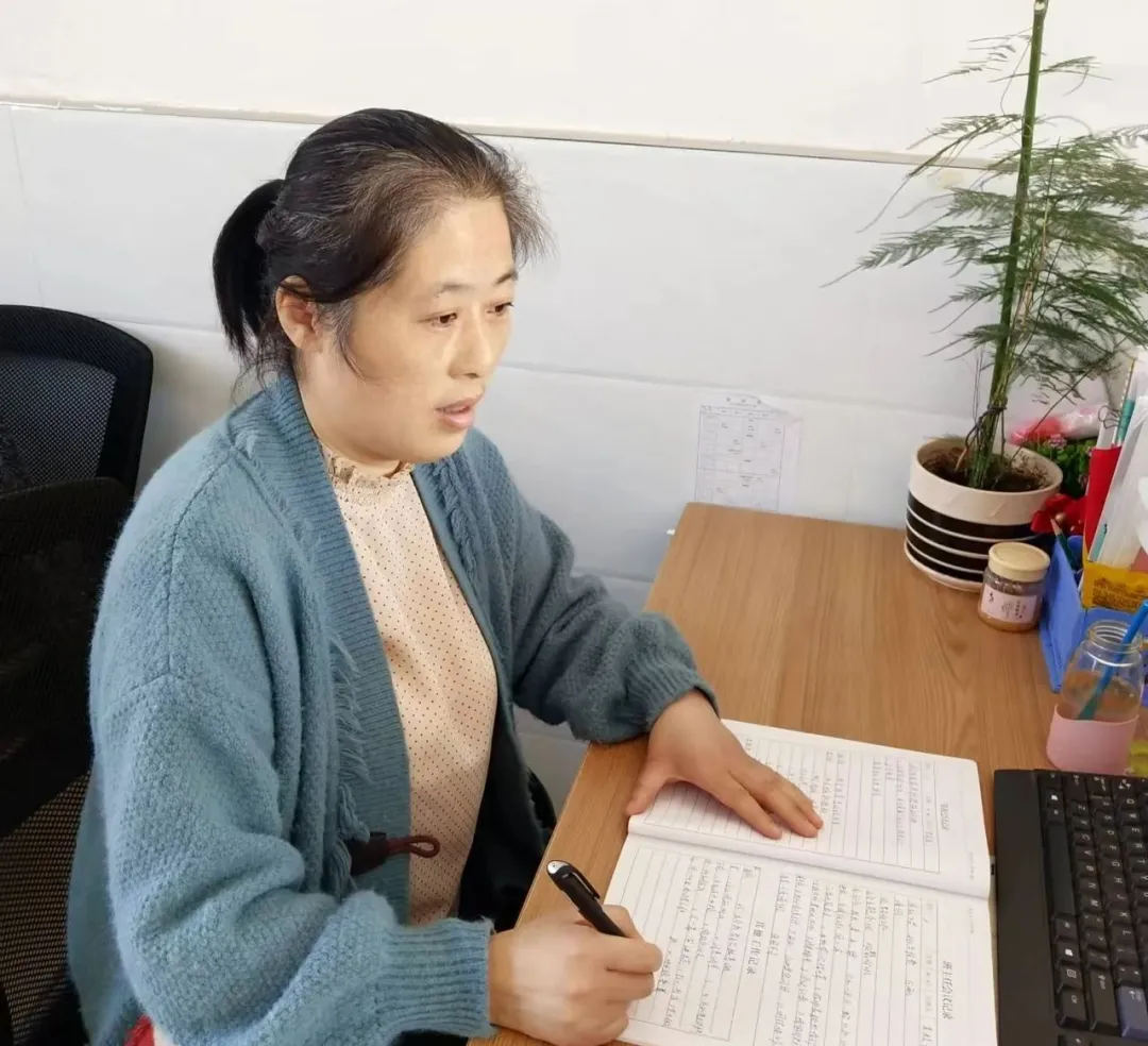 平秀丽：坚守初心托起“明天的太阳”（人物资料）.png