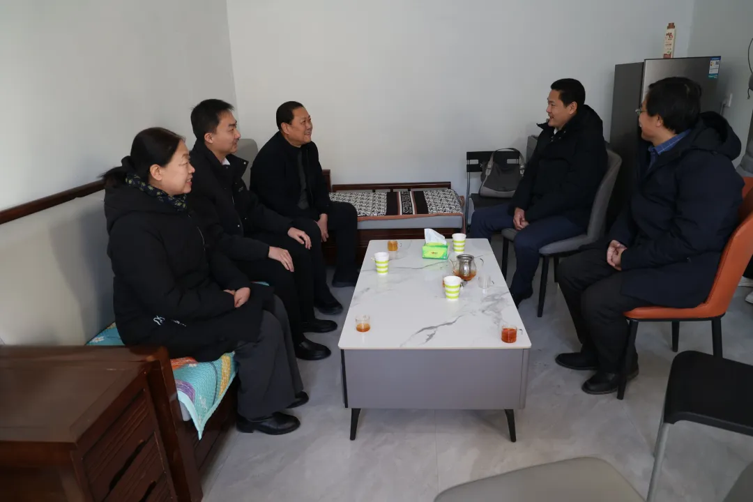 山东航空学院马克思主义学院党总支书记平金明、院长傅开梅一行到古城镇走访慰问驻村第一书记和困难群众（人物资料）.webp