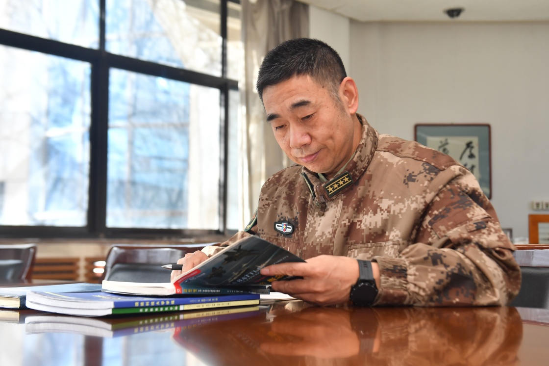 锻造胜战英才的师者 ——记国防大学联合作战学院教授平志伟（文献整理）.jpg