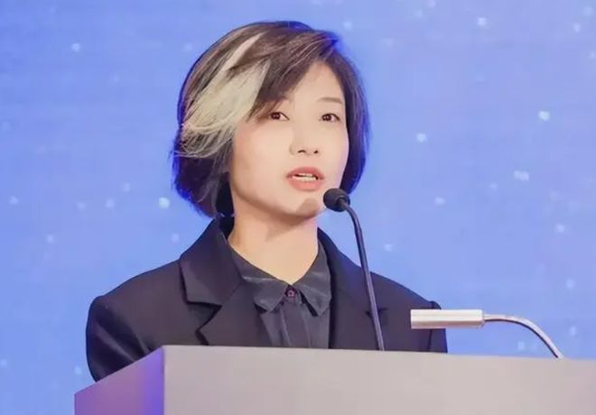 深圳女副区长额头一撮白发引关注，政府办回应：不是挑染（文献整理）.jpg