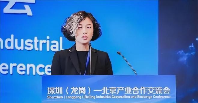 深圳女副区长额头一撮白发引关注，政府办回应：不是挑染（文献整理）.jpg