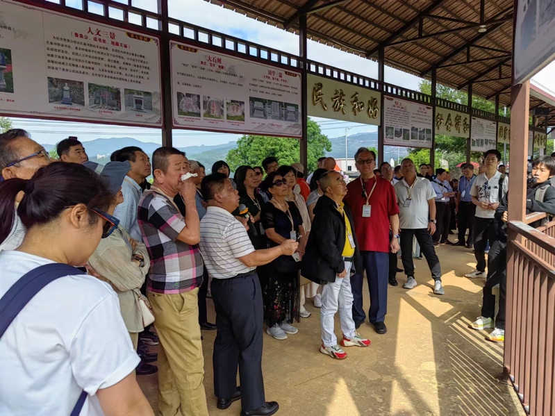 赴泉州市潘氏宗亲代表参观泉州南安文化园及祖庙 集景。（文化资料整理）.jpg