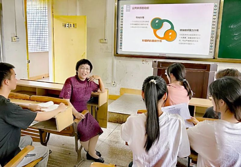 35年执教生涯见证学校发展与飞跃——记文学与传媒学院潘桂仙教授（人物记述）.jpg