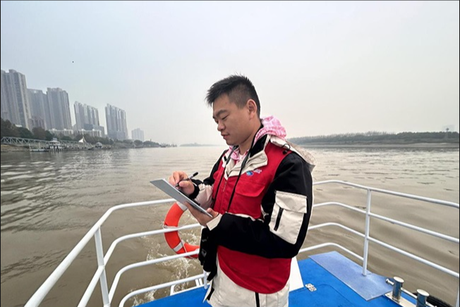 南京江豚水生生物保护协会技术组组长潘家鑫：邂逅“微笑天使”离不开天气预报（人物记述）.png
