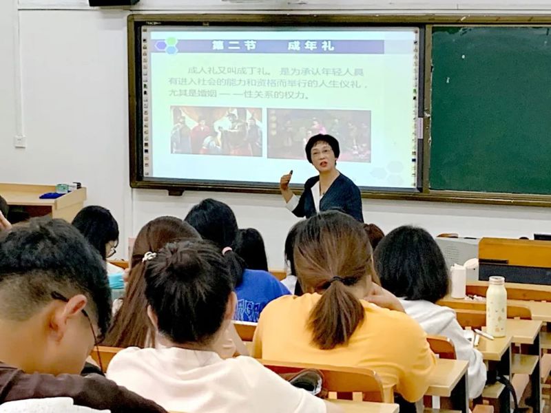 35年执教生涯见证学校发展与飞跃——记文学与传媒学院潘桂仙教授（人物记述）.jpg