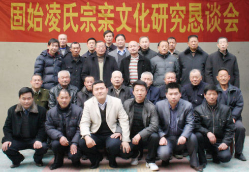 合影留念（“国”字辈在中间坐、“培”字辈在后面站、“兴”字辈在前面蹬）.jpg