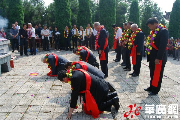 参加祭祖的施氏宗亲代表就位。.jpg