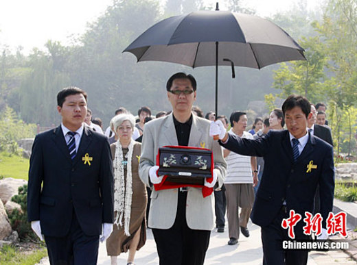 9月12日，台湾著名作家柏杨骨灰在河南新郑福寿园陵园下葬，实现了柏杨希望百年之后能够叶落归根，安息在中原故土的生前遗愿。图为柏杨儿子郭本城移灵父亲骨灰前往墓区。中新社记者 王中举 摄