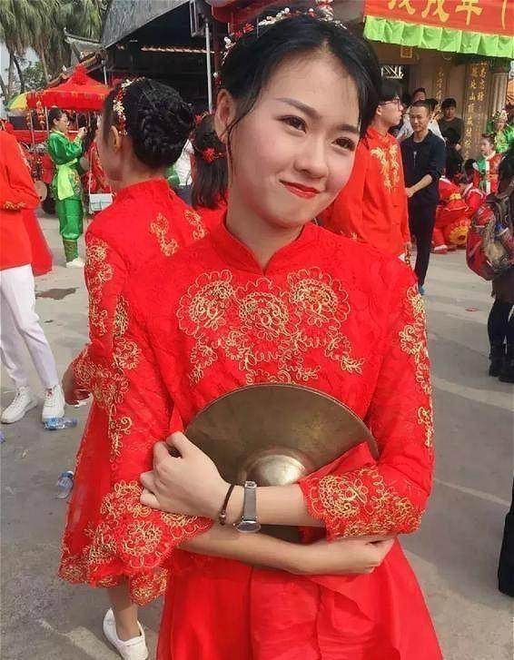 潮汕翁氏妹纸”翁佳娜走红，一颦一笑引人注目，反映当今互联网审美（文化资料）.jpg