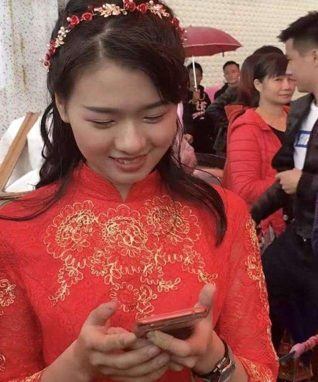 潮汕翁氏妹纸”翁佳娜走红，一颦一笑引人注目，反映当今互联网审美（文化资料）.jpg