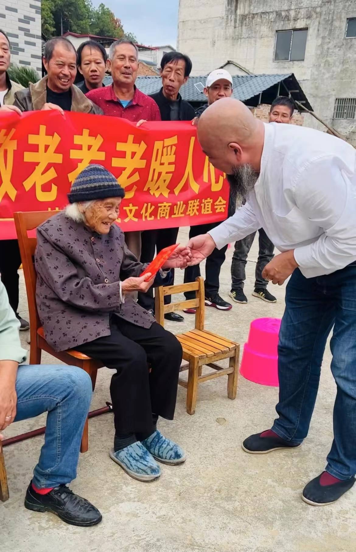 桂林徐氏文化商业联谊会各市县会长及热心宗亲到永福慰问徐家老人.png