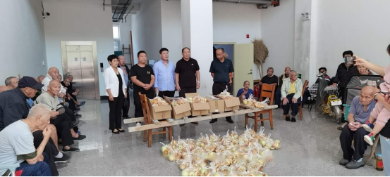 中秋佳节送温暖，敬老院里共团圆.png