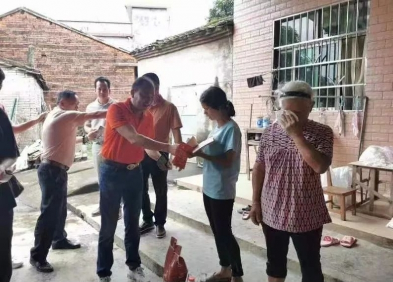 广东省博罗东海扶贫助学互助会慰问特困学生.png