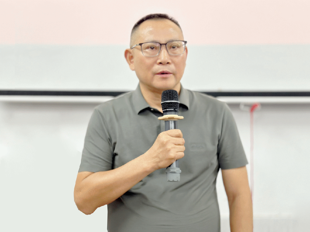湖南省徐氏文化发展中心平江县工作站、仁爱公益基金会东海堂服务站对获得第六届“金榜题名奖”的70名优秀学子进行表彰.gif