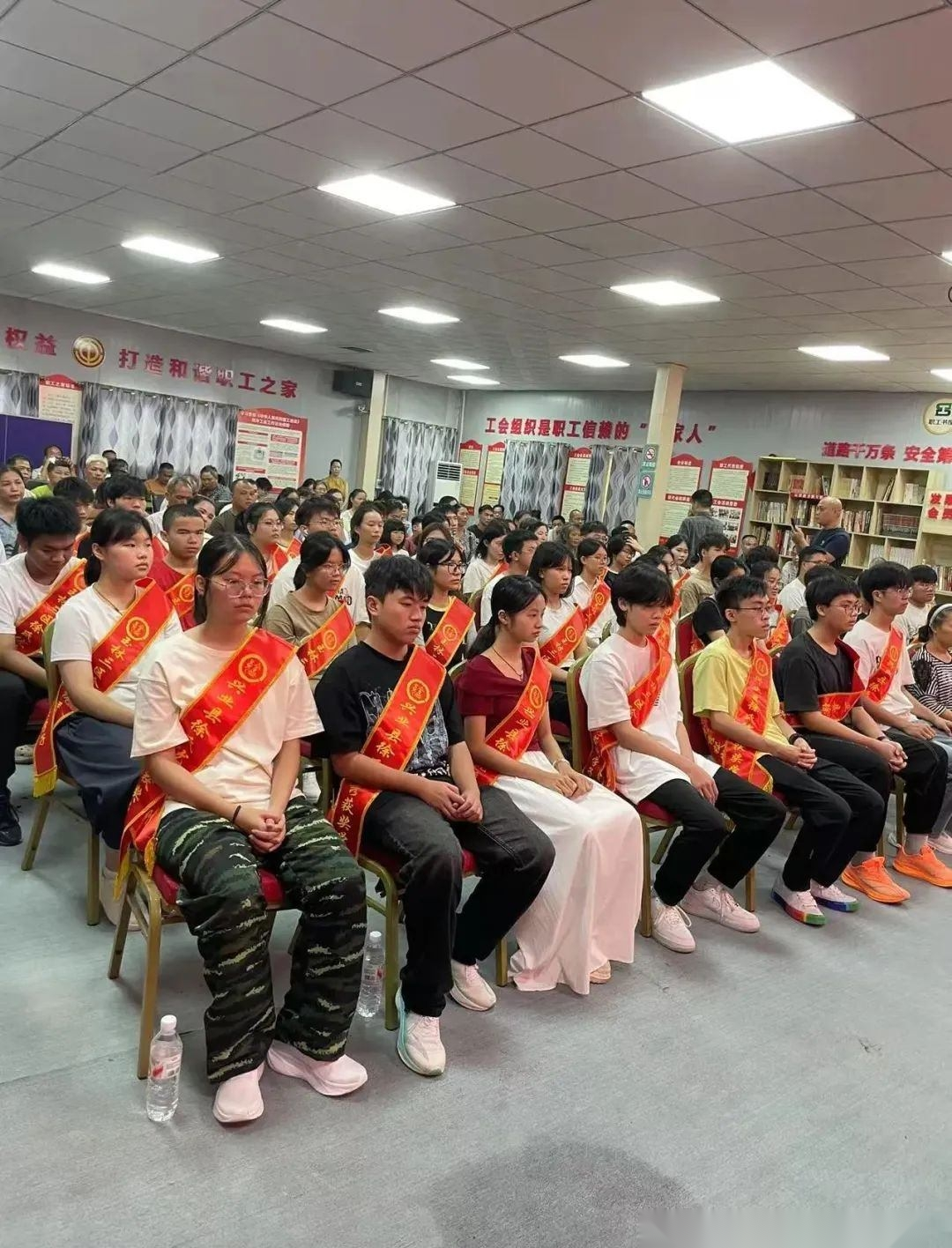 玉林市徐氏文化研究会及玉林市三区奖学敬老工作组特举办颁奖大会.png
