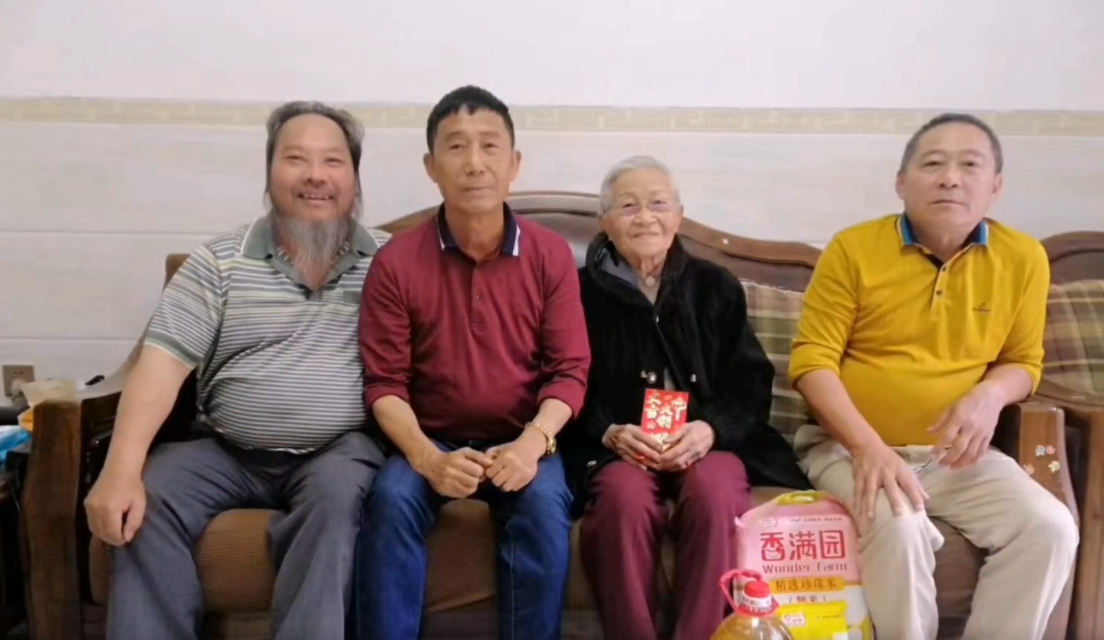 海南儋州徐氏教育基金会慰问徐氏高寿老人.png