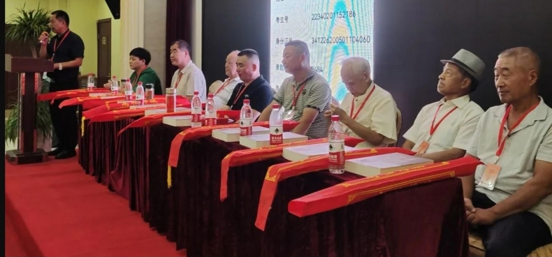 热烈祝贺皖西北阜阳市徐氏联谊会奖学助学大会圆满成功.png