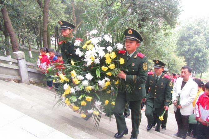 可敬张氏老英雄：毛主席请他吃饭，隐藏身份40年，全身挂满勋章却没钱住院（人物资料）.jpg