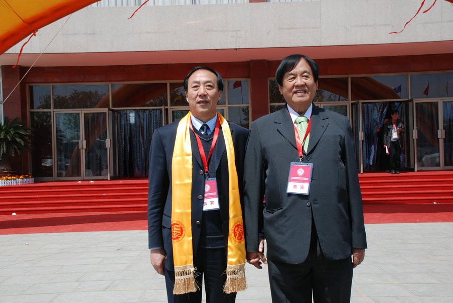 世张总会创会会长张晓卿和世张总会永久名誉会长张建国合影（宗祠胜迹）.jpg
