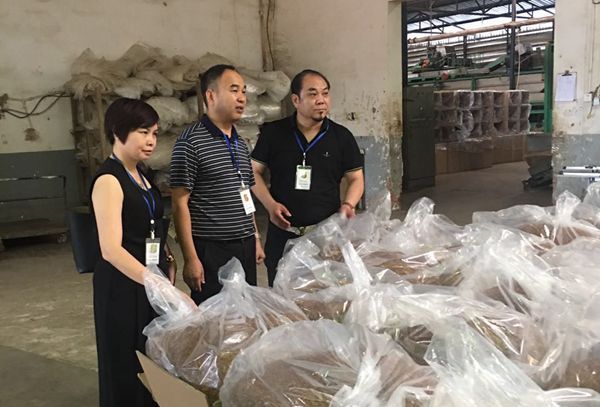张卫功一行到老挝天龙烟草股份有限公司参观考察（文化资料）.jpg