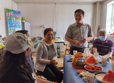 新疆张姓文化研究会走访自治区 优秀共产党员、脱贫攻坚先进个人张希英 及其创办的英子花卉果木种植基地（文化资料）.jpg