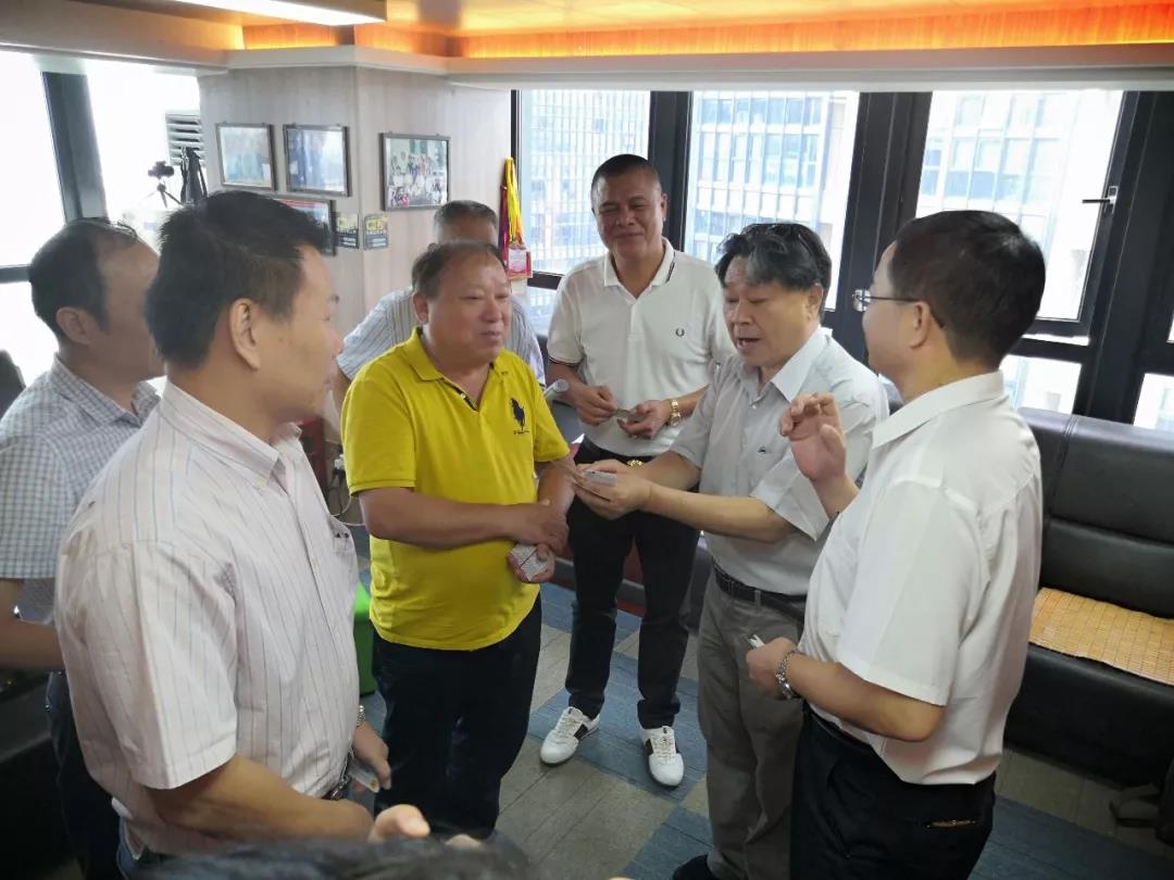 台胞张家鳞寻根泉州 调研两岸张氏家史编纂工作（族谱资料）.jpg