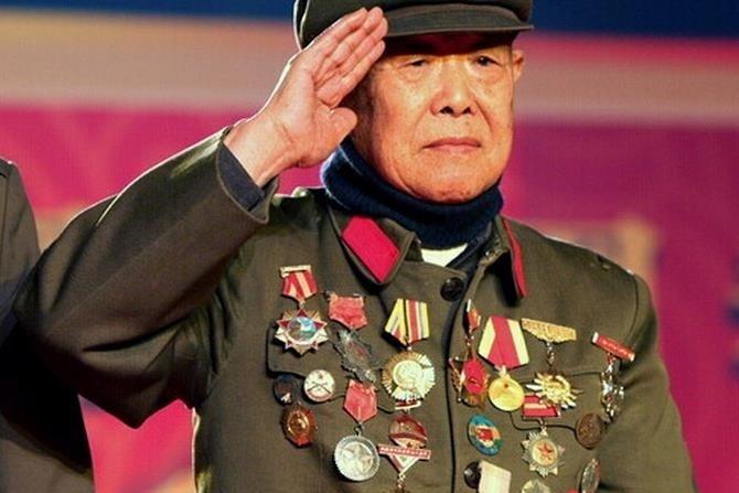可敬张氏老英雄：毛主席请他吃饭，隐藏身份40年，全身挂满勋章却没钱住院（人物资料）.jpg