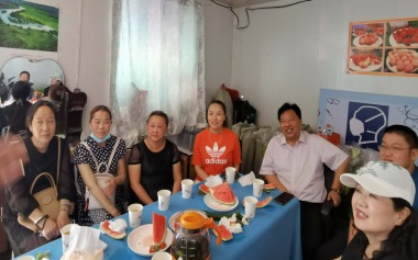 新疆张姓文化研究会走访自治区 优秀共产党员、脱贫攻坚先进个人张希英 及其创办的英子花卉果木种植基地（文化资料）.jpg