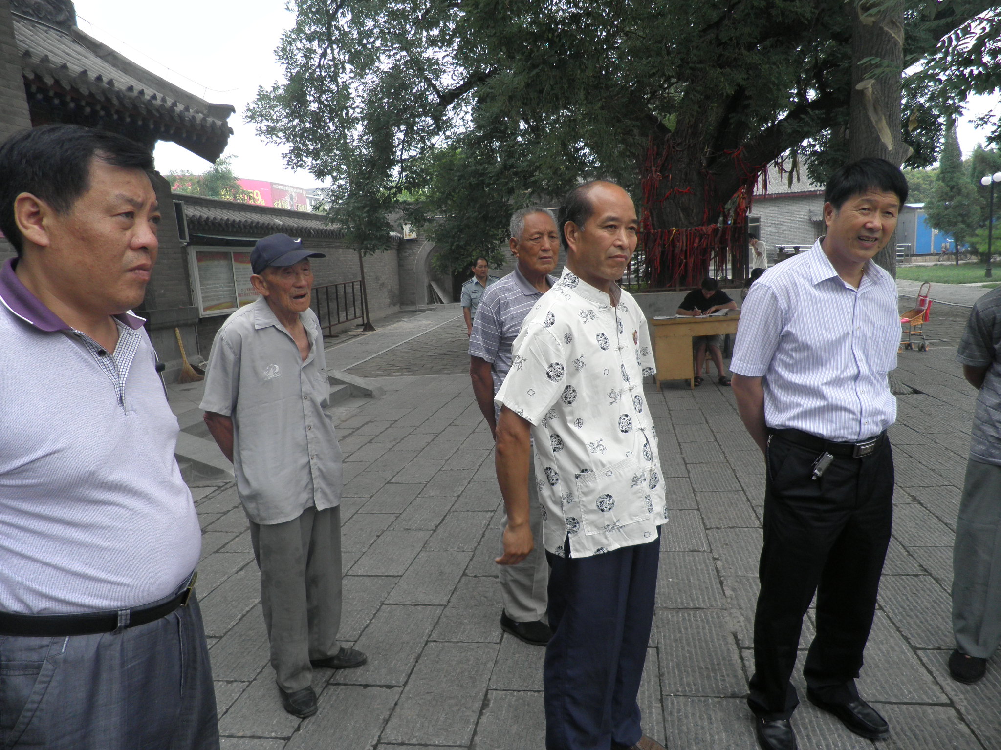 周时选总会长在洛阳周公庙（宗亲交流）.jpg