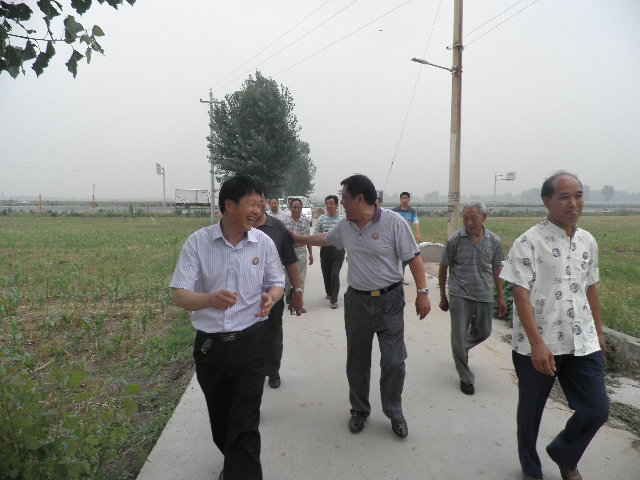 周时选总会长在洛阳周公庙（宗亲交流）.jpg