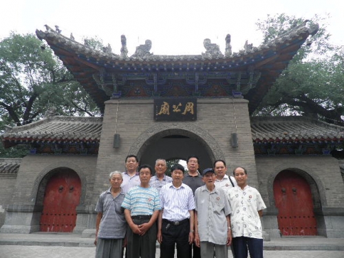 周时选总会长在洛阳周公庙（宗亲交流）.jpg