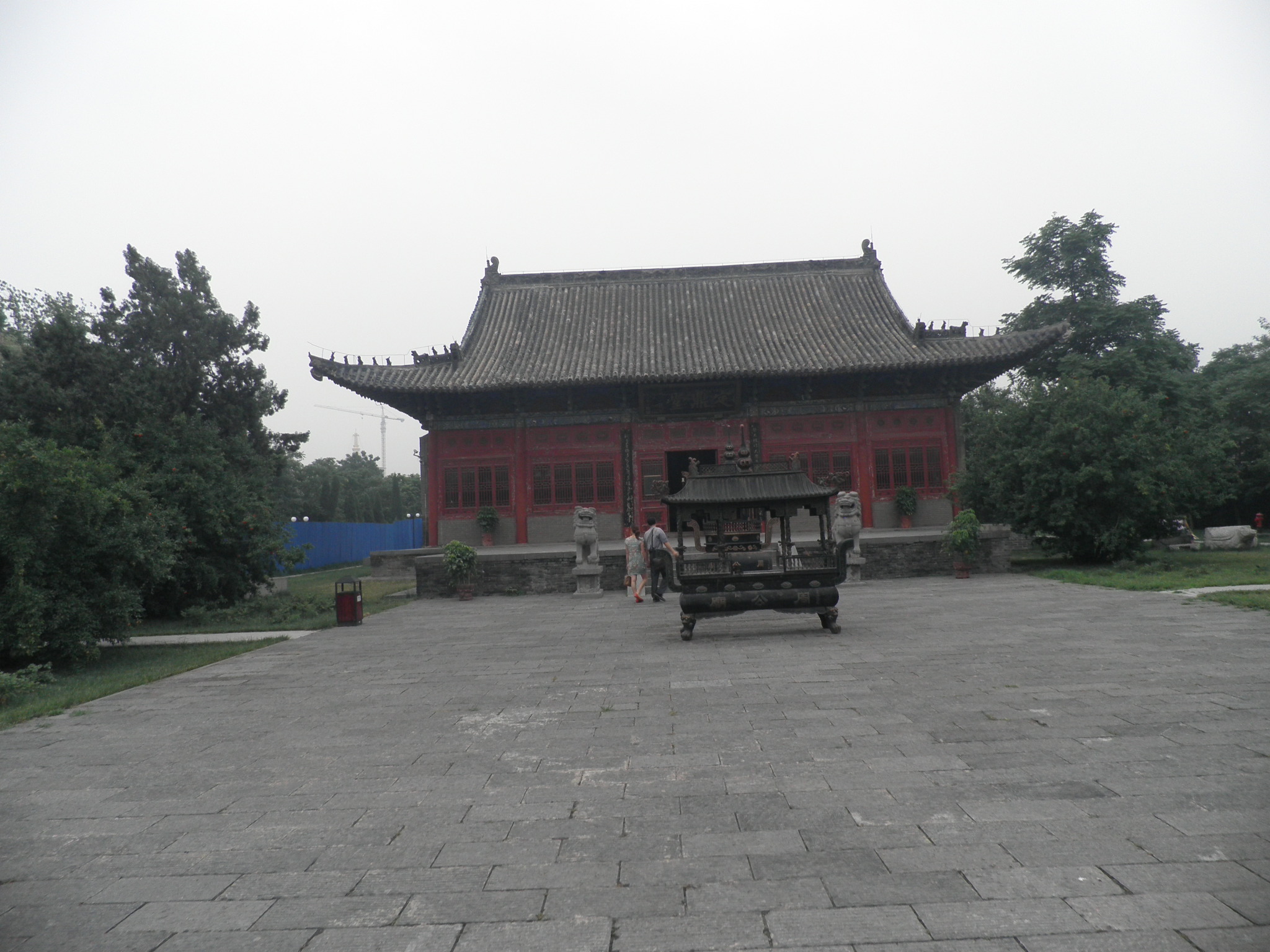 周时选总会长在洛阳周公庙（宗亲交流）.jpg