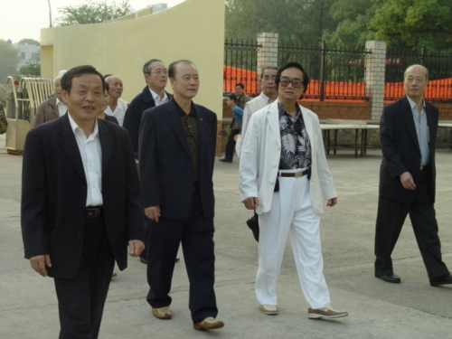 香港周氏宗亲会参观慰问四川“绵阳班”（宗亲交流）.jpg