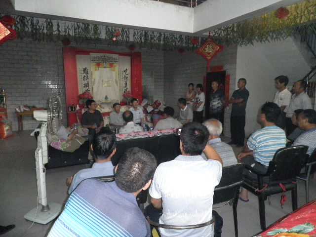 周时选总会长在洛阳周公庙（宗亲交流）.jpg