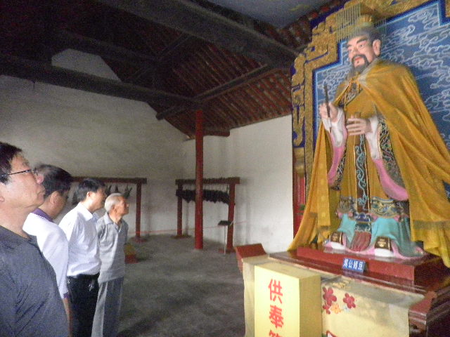 周时选总会长在洛阳周公庙（宗亲交流）.jpg