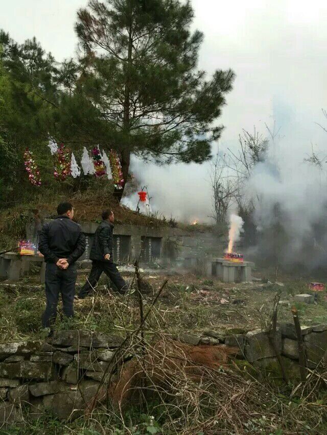 周尚珠、周尚忠后裔清明汇聚重庆酉阳小坝祭祖（祭祖纪事）.jpg