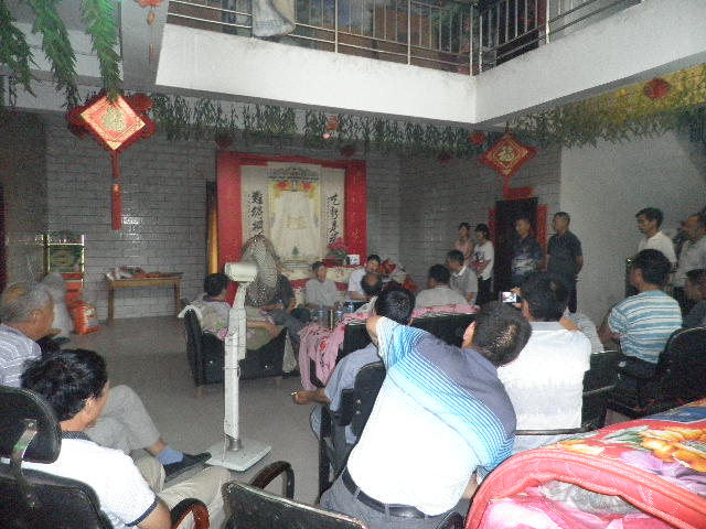 周时选总会长在洛阳周公庙（宗亲交流）.jpg