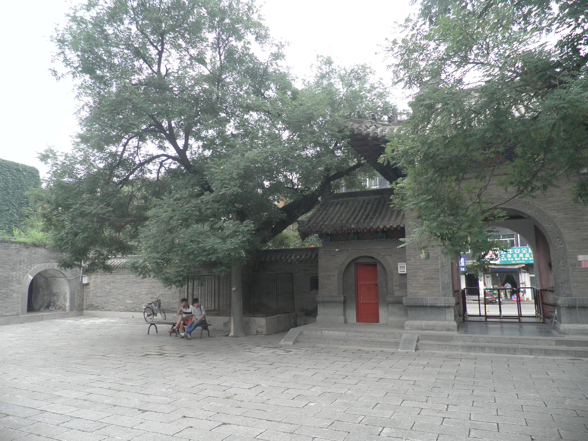 周时选总会长在洛阳周公庙（宗亲交流）.jpg