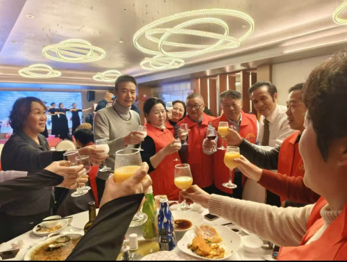 2025年江苏省南通隆重举行第七届周氏宗亲联谊会换届年会（宗亲交流）.jpg