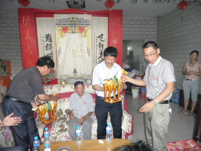 周时选总会长在洛阳周公庙（宗亲交流）.jpg