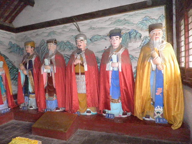 周时选总会长在洛阳周公庙（宗亲交流）.jpg