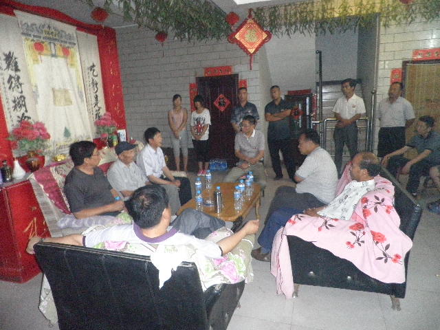 周时选总会长在洛阳周公庙（宗亲交流）.jpg