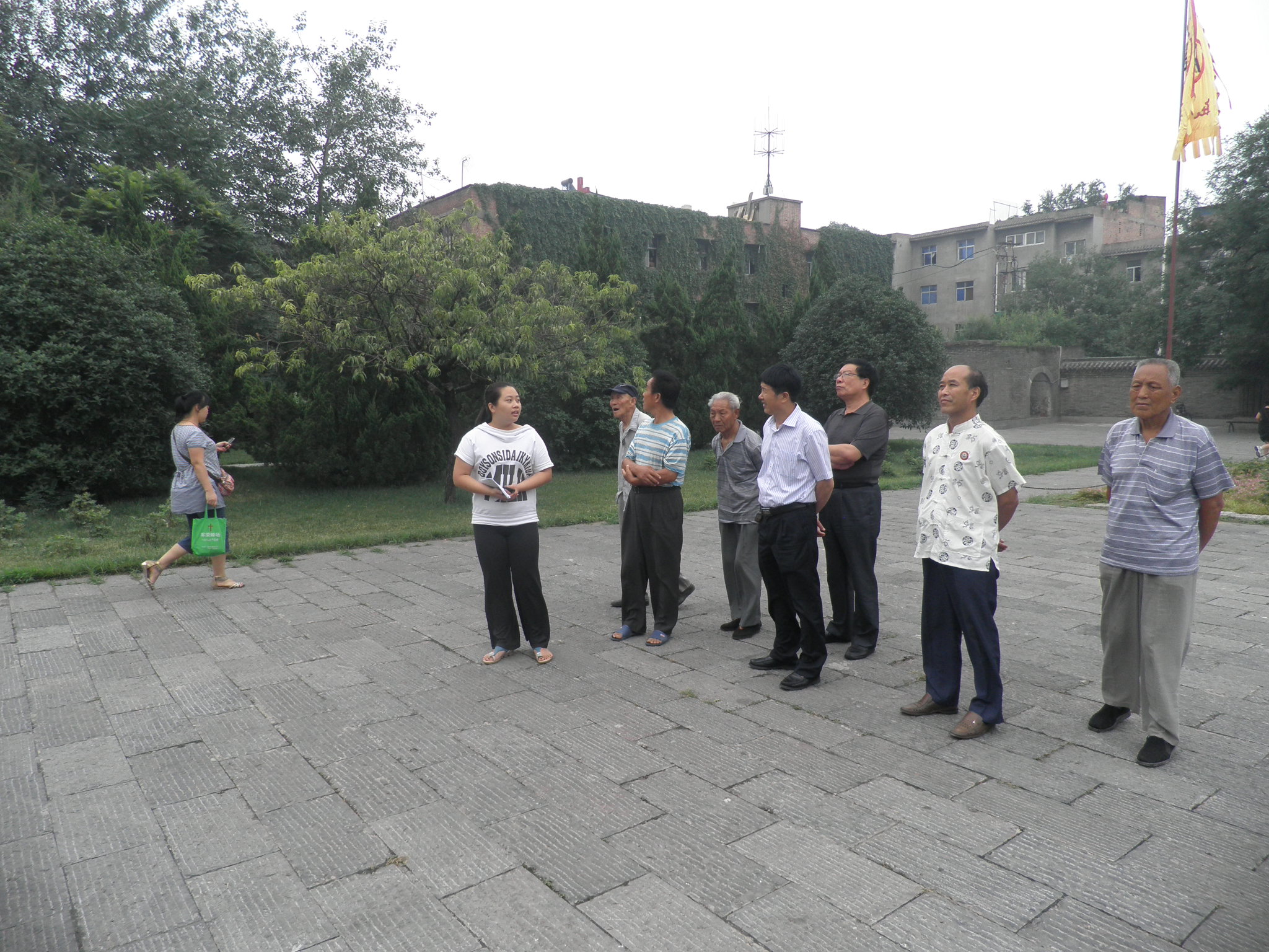 周时选总会长在洛阳周公庙（宗亲交流）.jpg