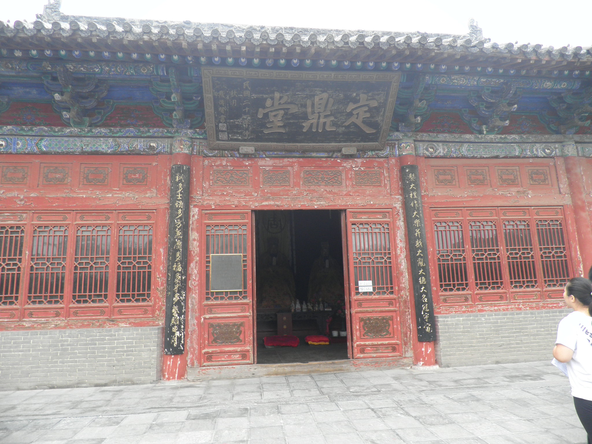 周时选总会长在洛阳周公庙（宗亲交流）.jpg