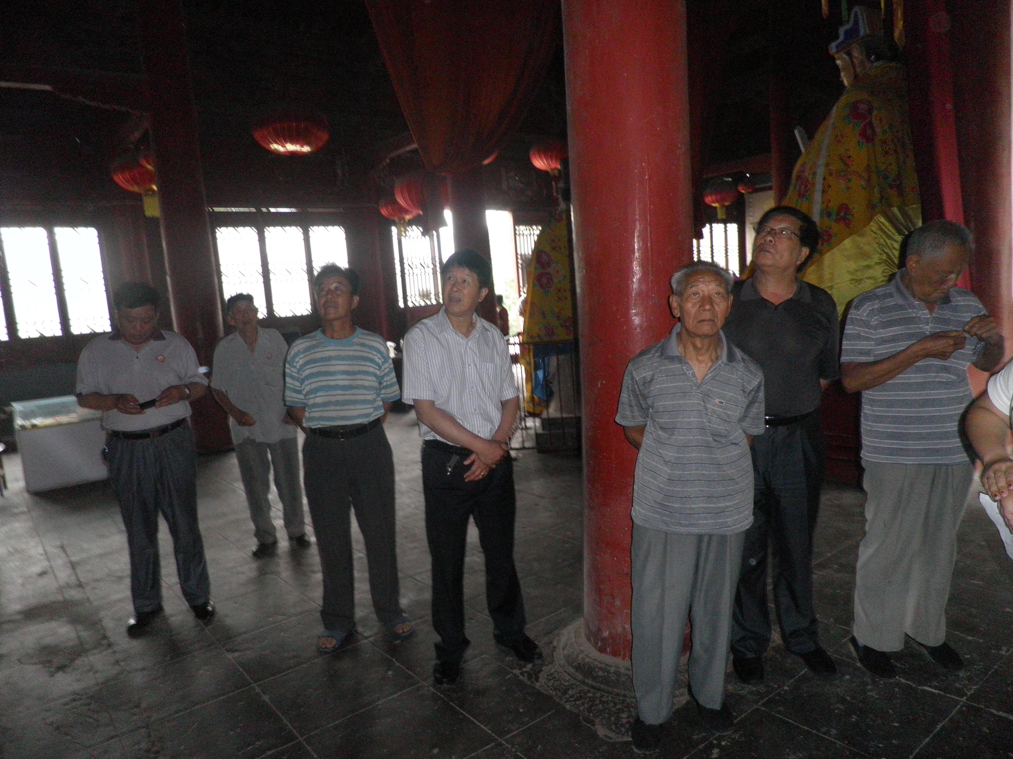 周时选总会长在洛阳周公庙（宗亲交流）.jpg