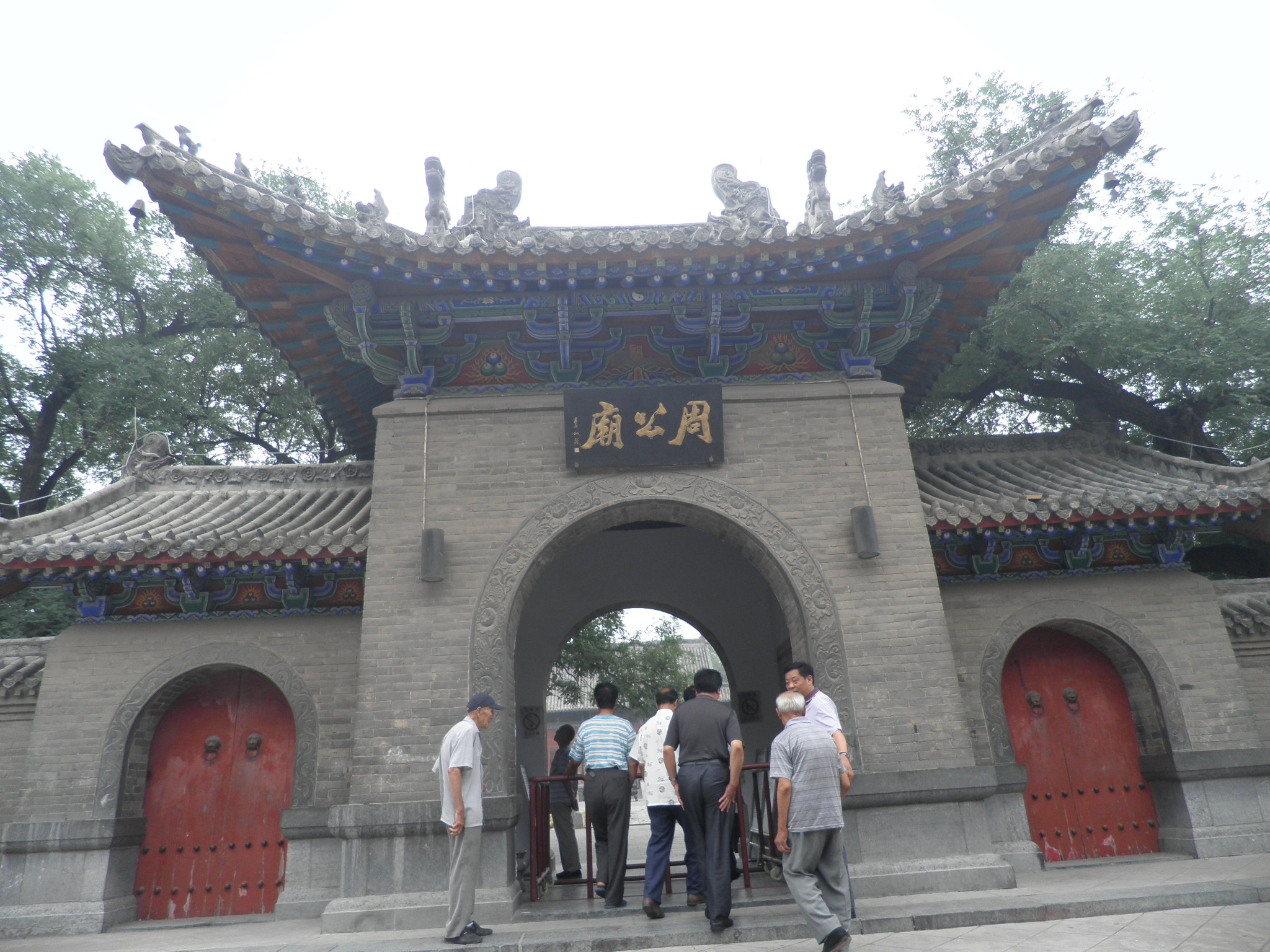 周时选总会长在洛阳周公庙（宗亲交流）.jpg